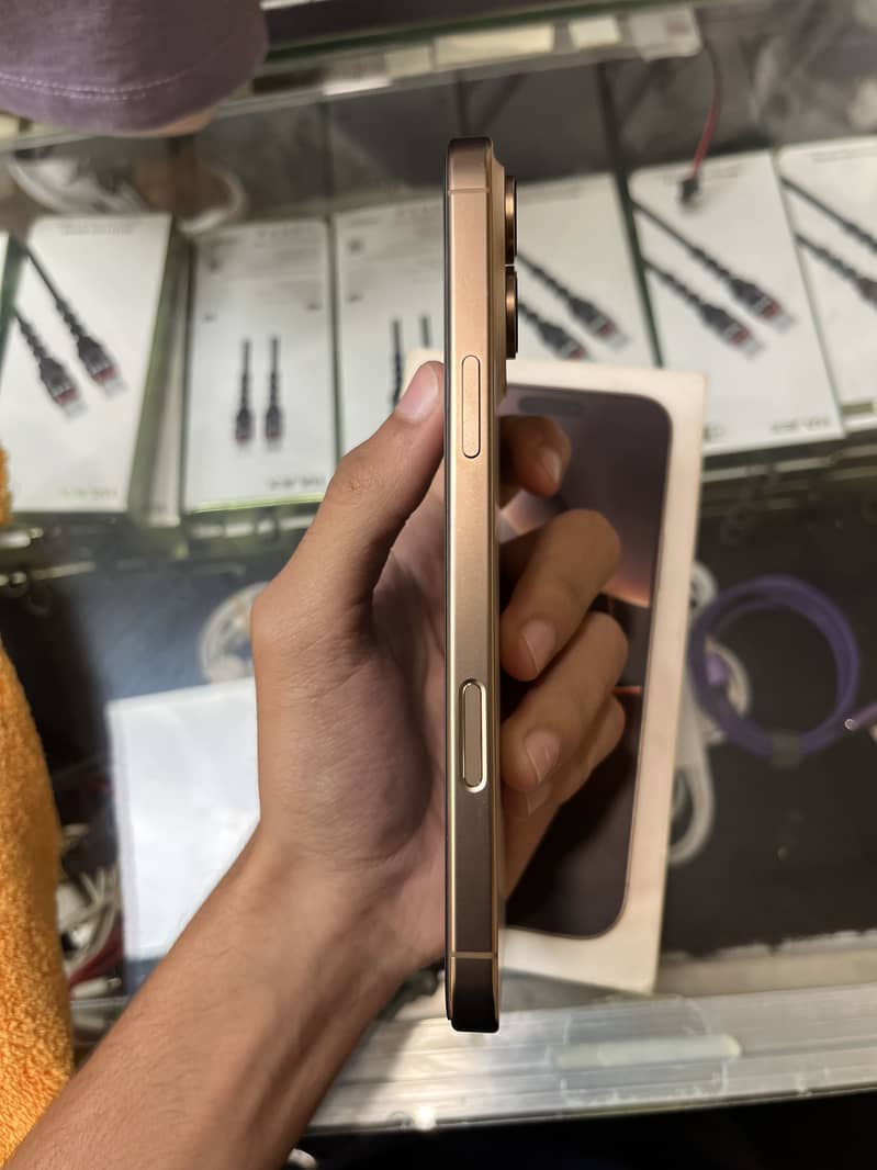 Apple iPhone 16 Pro Max 0