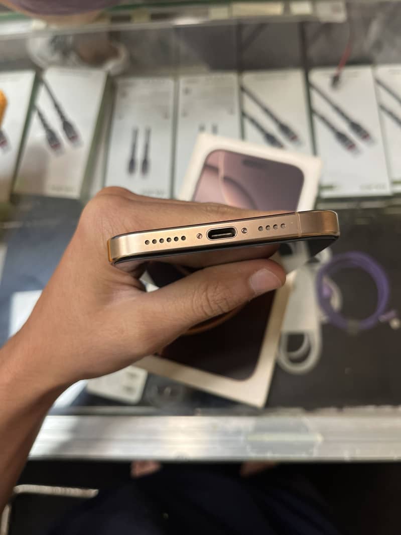 Apple iPhone 16 Pro Max 5