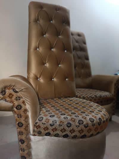 Room Chairs in Lush Condition