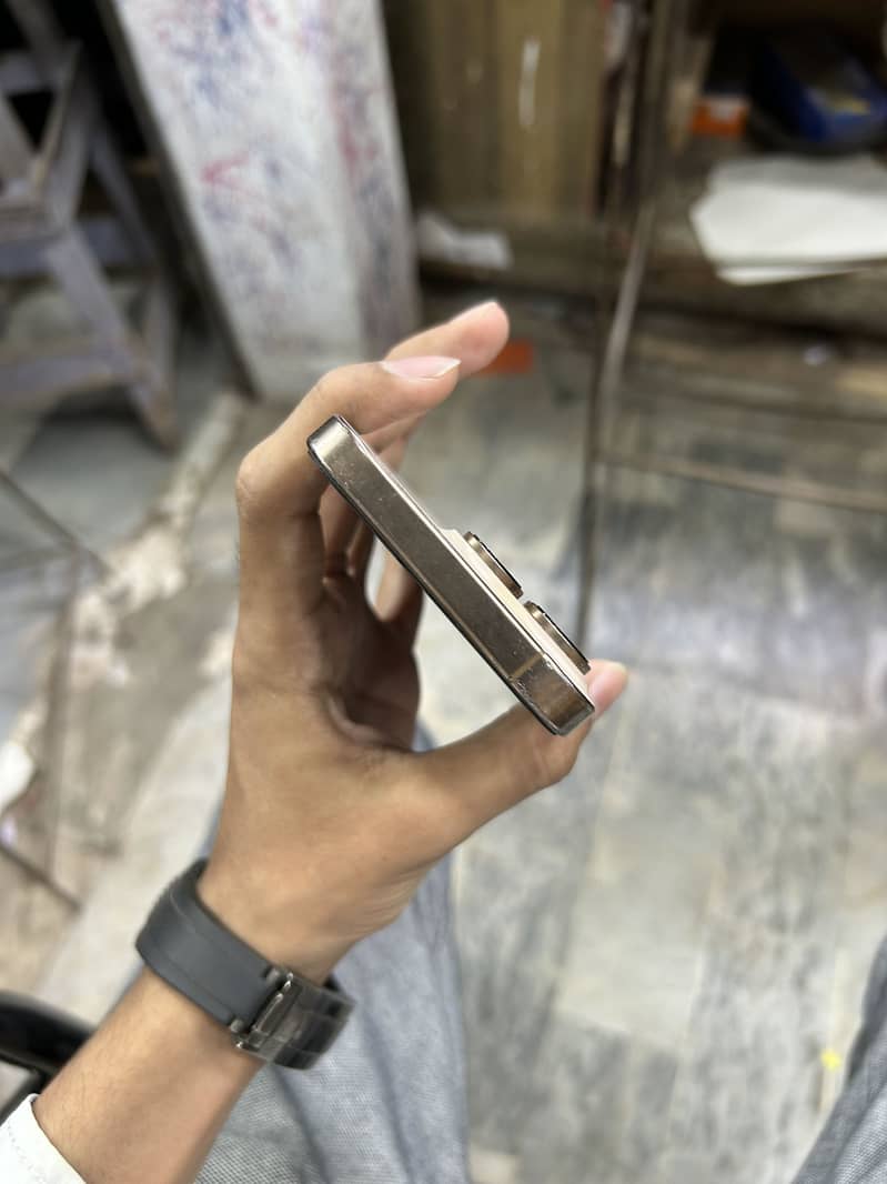 Apple iPhone 16 Pro 1