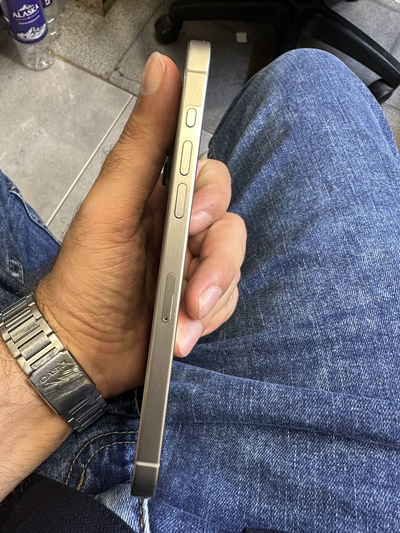 Apple iPhone 15 Pro Max 4