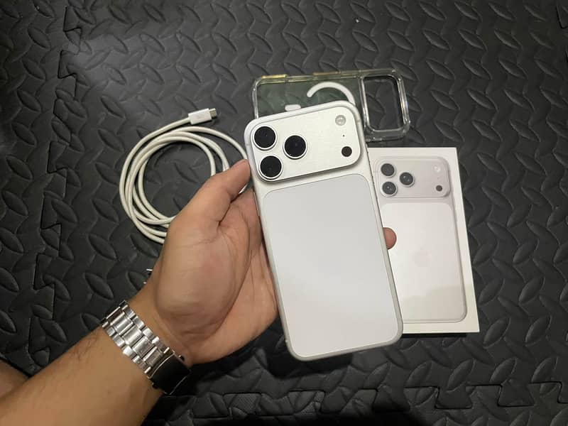 Apple iPhone 17 Pro Max 0