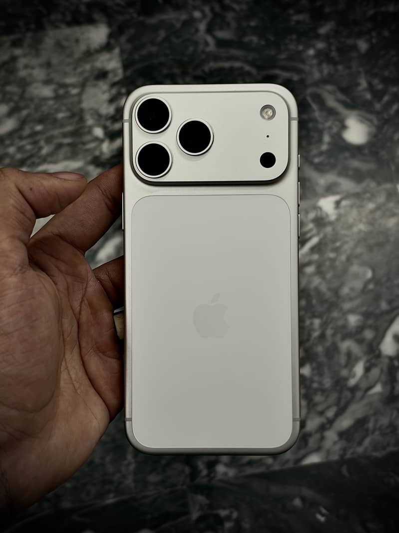 Apple iPhone 17 Pro Max 1