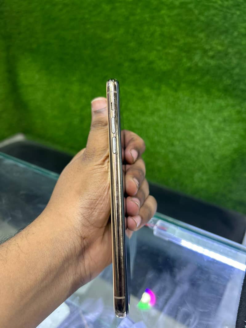 Apple iPhone 11 Pro Max 1