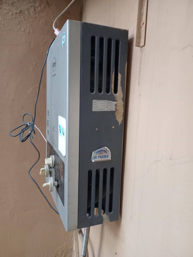 Instant gas Geyzer 1