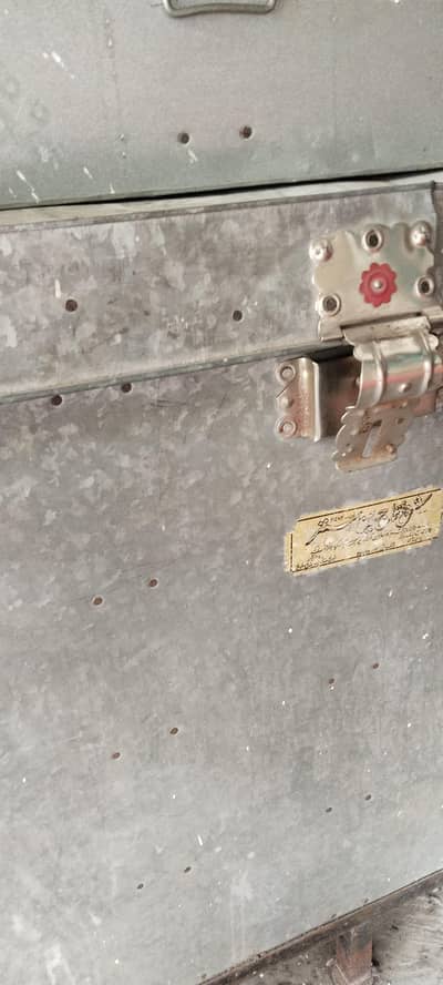 iron trunk  with stand بڑی پیٹی