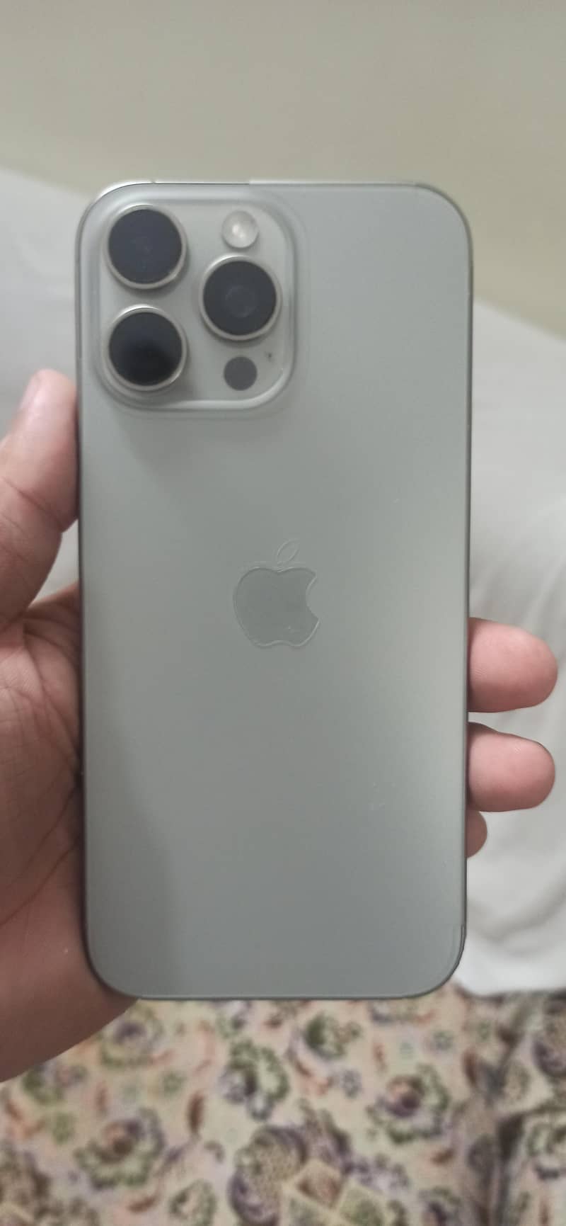Apple iPhone 16 Pro Max 1