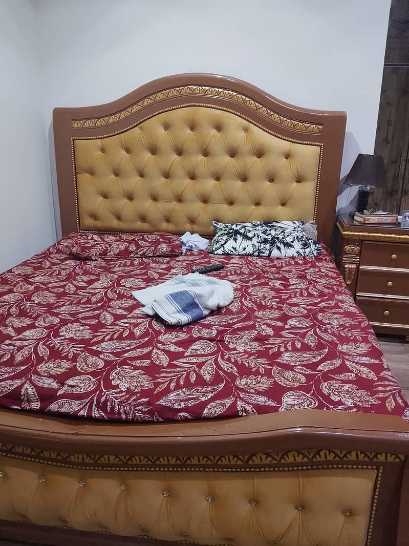 bed with 2 side table 0