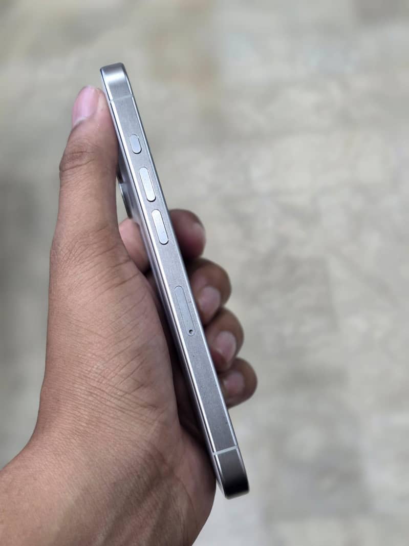 Apple iPhone 15 Pro 4