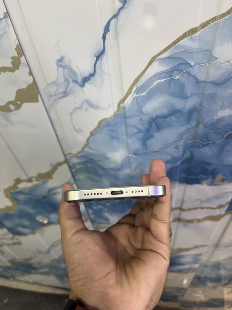 Apple iPhone 15 Pro Max 4
