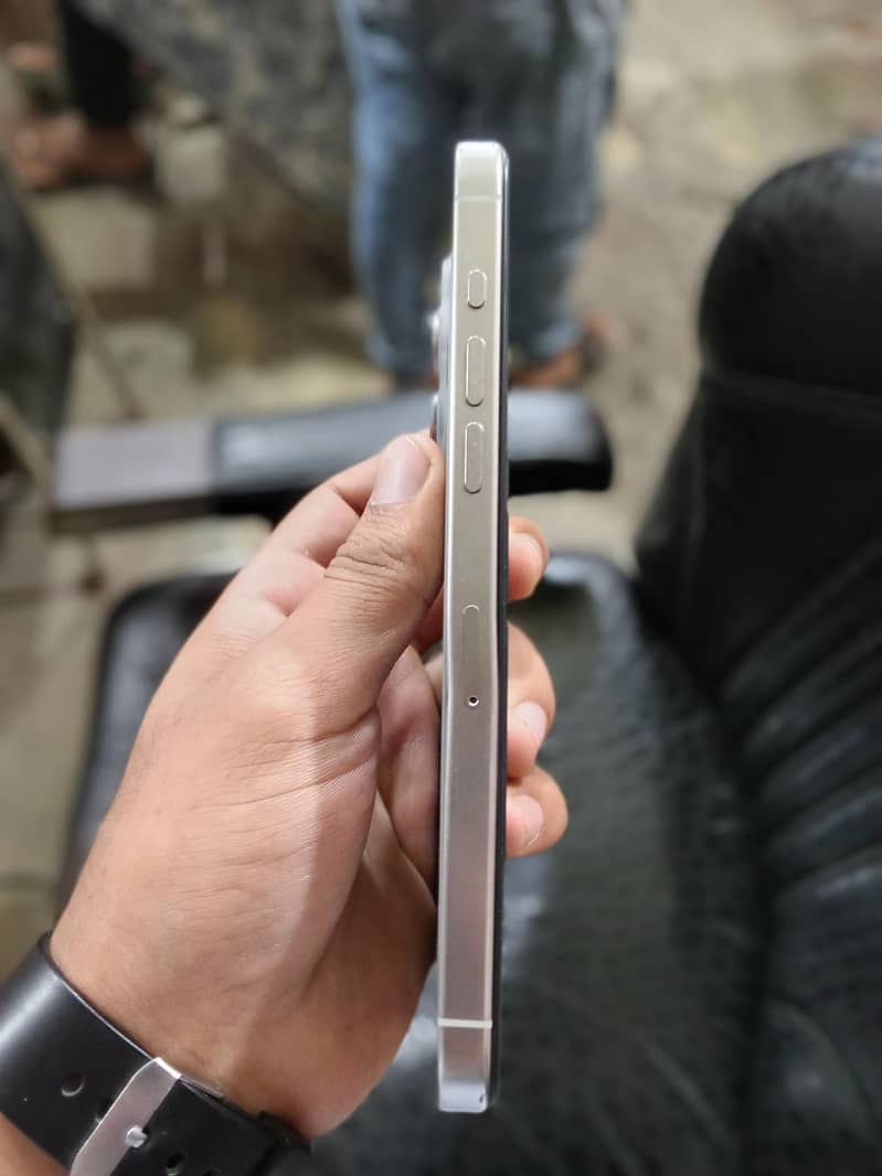 Apple iPhone 15 Pro Max 4