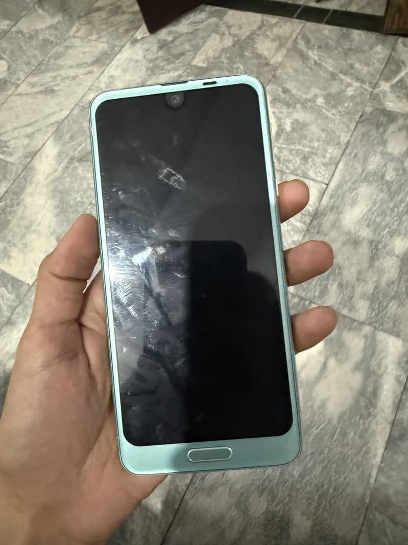 Aquos r2 4