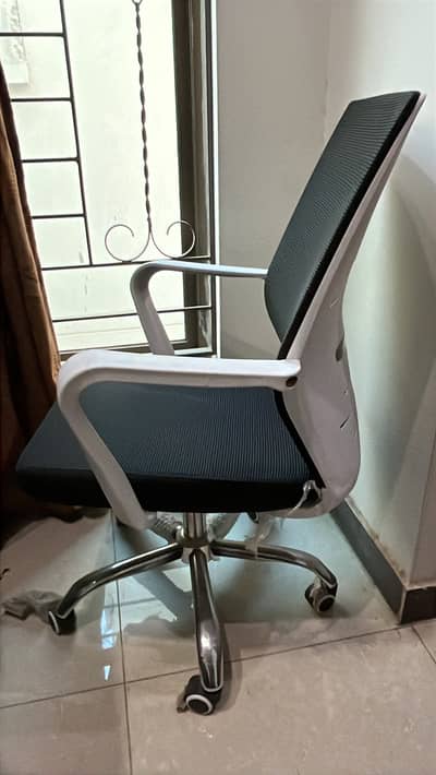 Ergonomic Office Chair - Excellent Condition