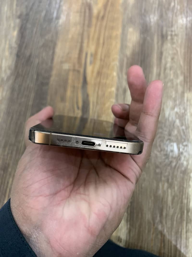 Apple iPhone 16 Pro Max 6