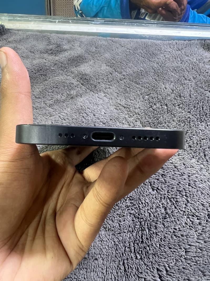 Apple iPhone 17e 6