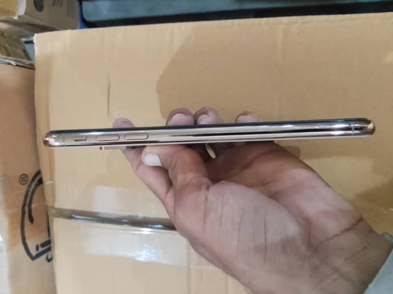 Apple iPhone XS Max 4