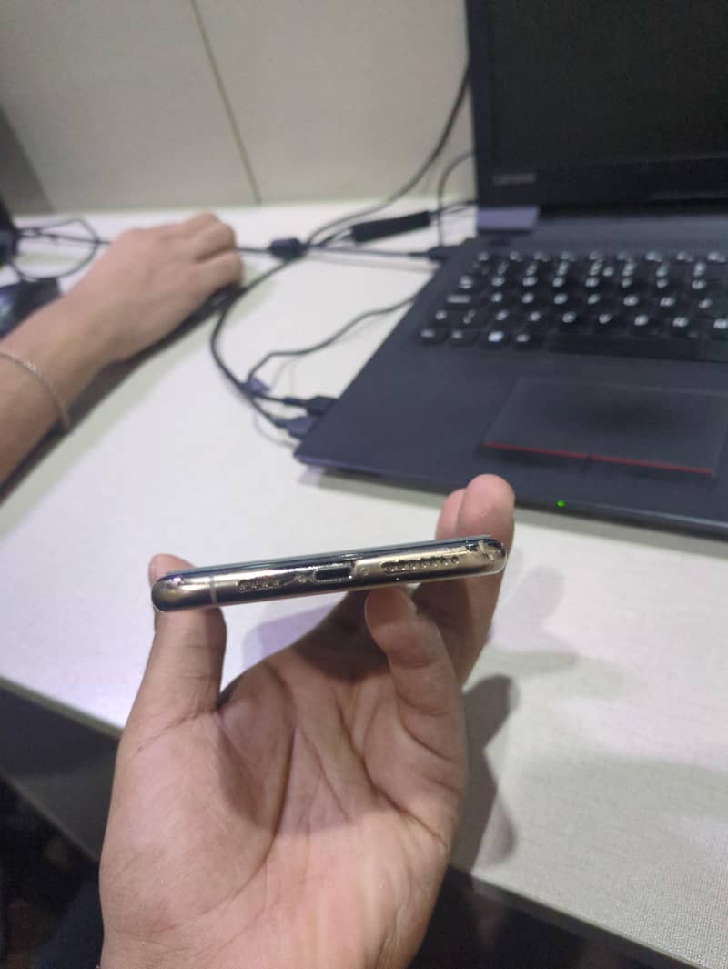 Apple iPhone XS Max 4