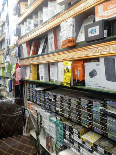 Shop pe repairing k Liye karigar ki zarorat he