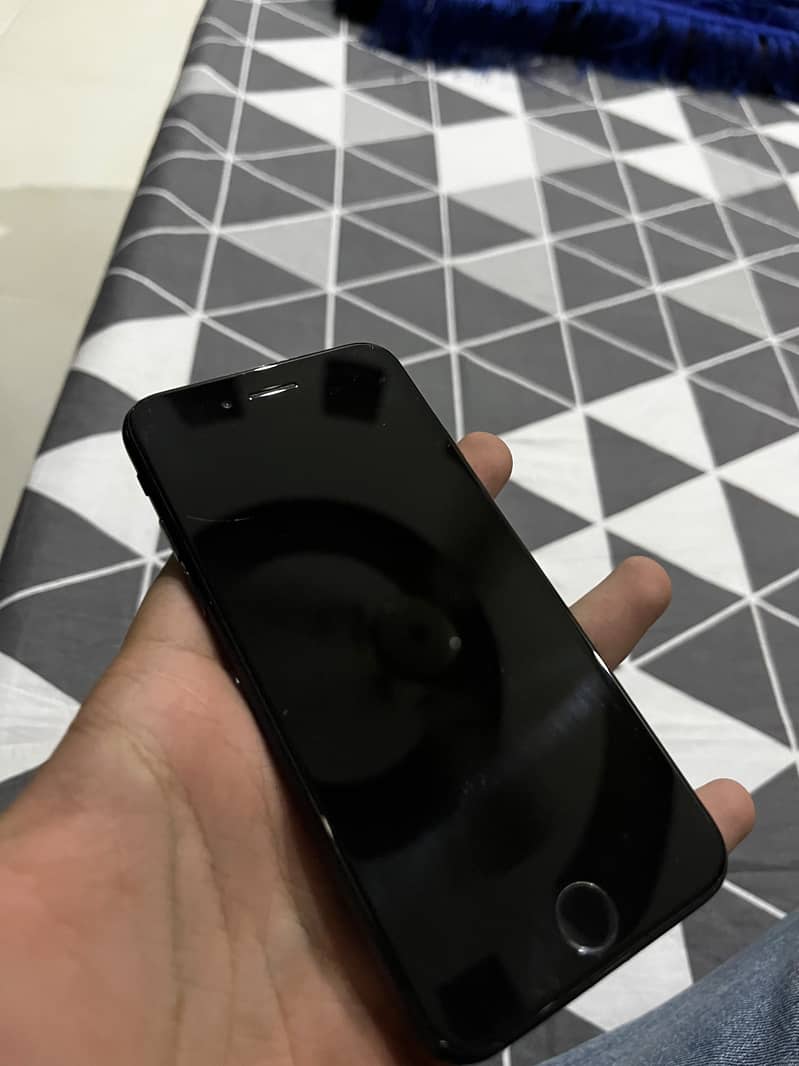 Apple iPhone 7 0