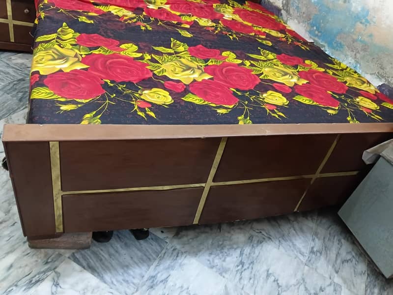 Bed and saitable 1