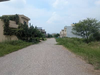 10 Marla level highted plot For sale 40 feet Street CDA approved sector