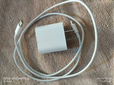 Apple iPhone 20 watt fast Adaptor and type C-lightinng Cable