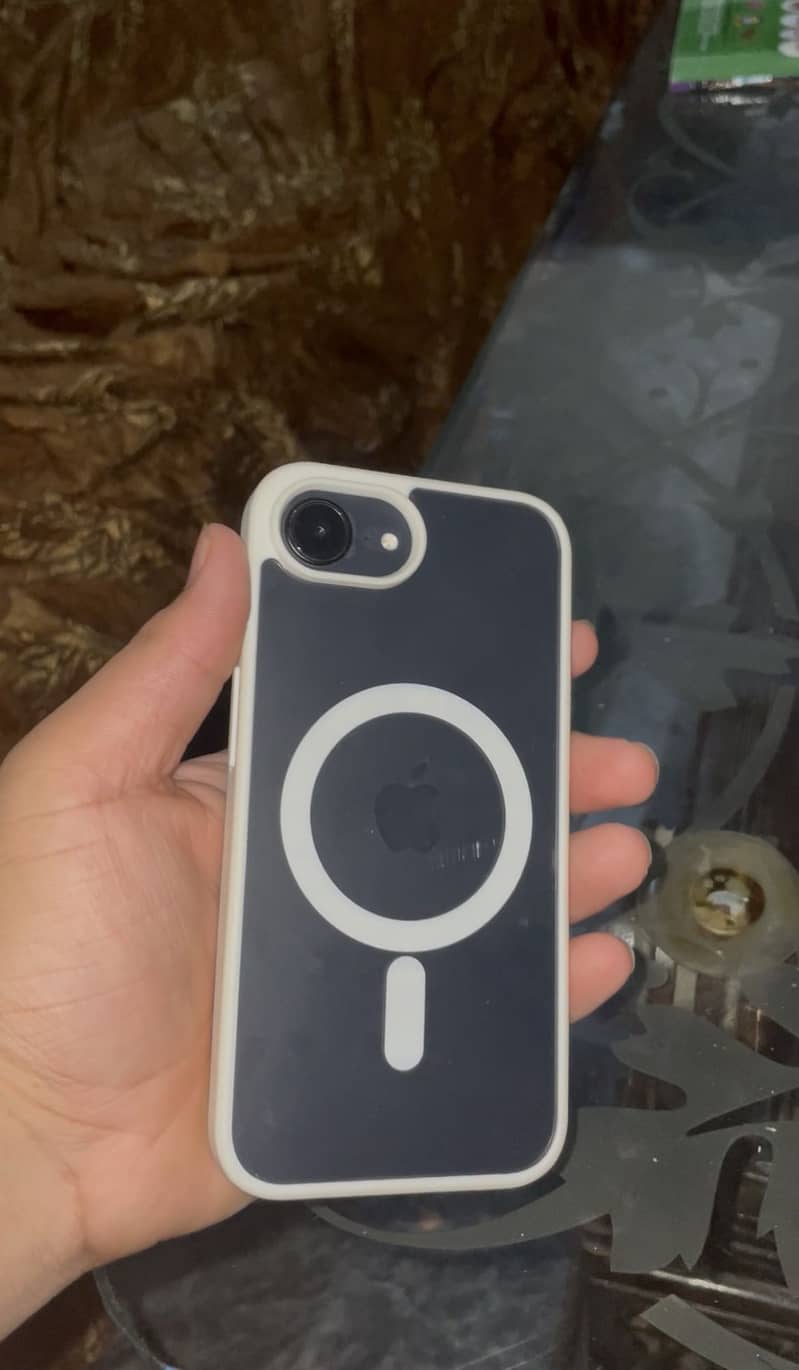 Apple iPhone 16e 0