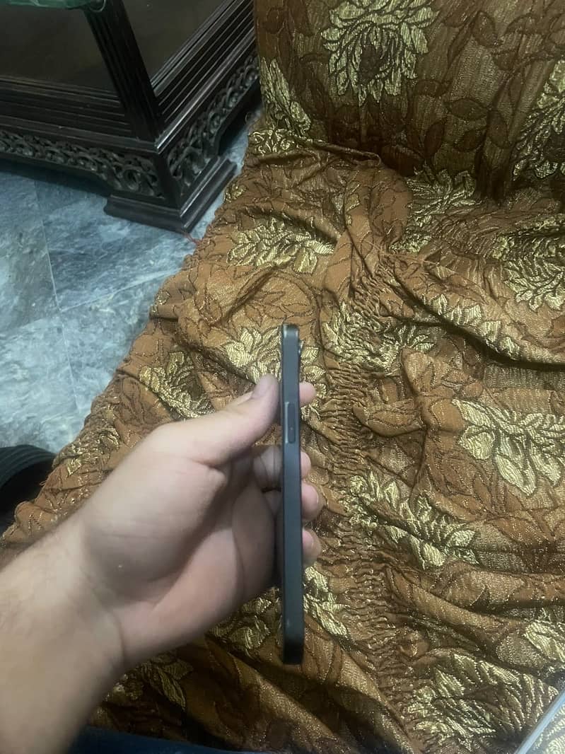 Apple iPhone 16e 1
