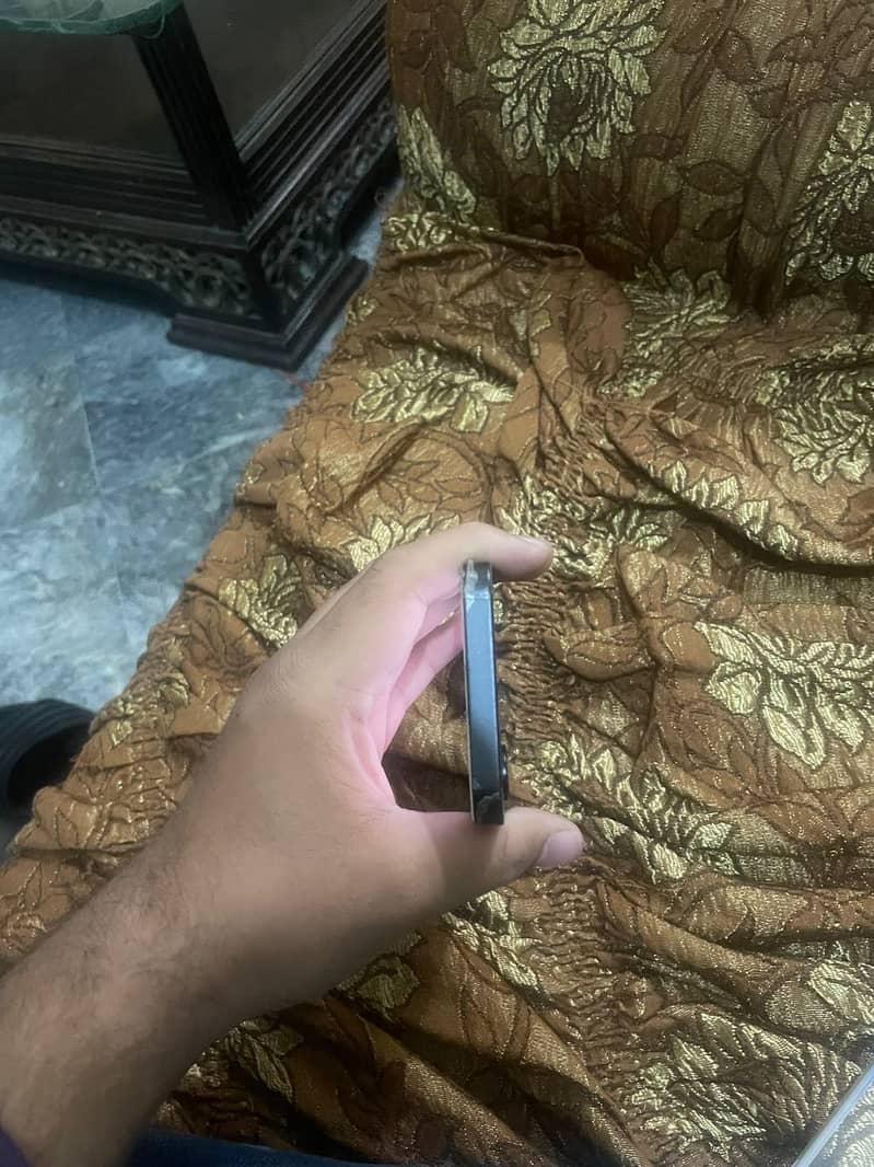 Apple iPhone 16e 6