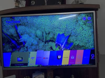 G 32-Inch Smart LED TV (Model 32LJ570U)