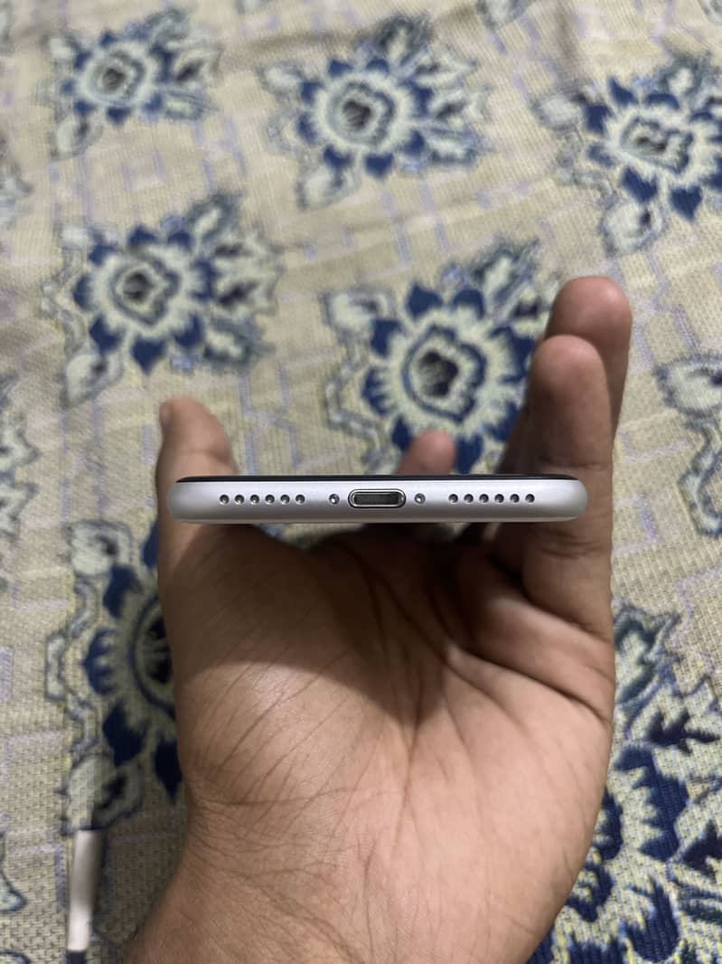 Apple iPhone SE 2nd generation 0