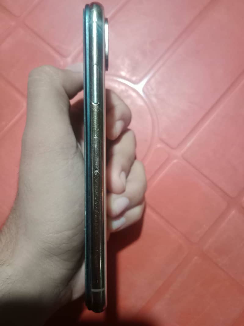 Apple iPhone XS 5