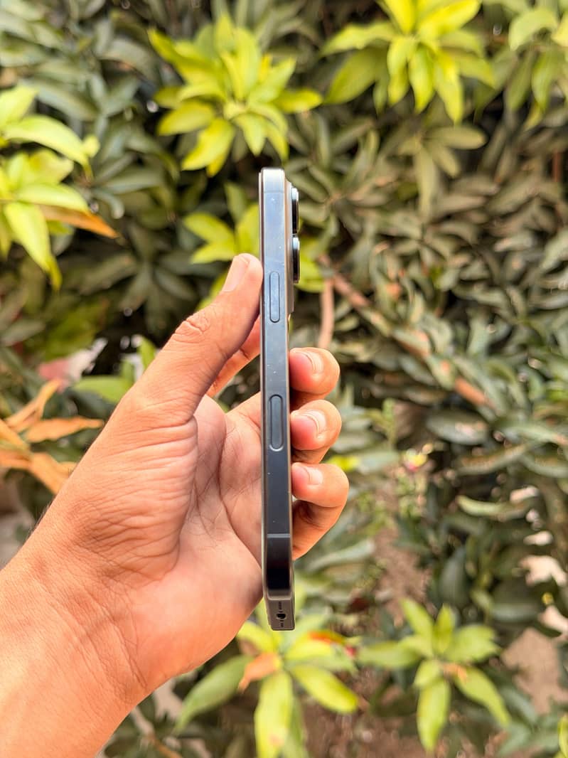 Apple iPhone 16 Pro 1