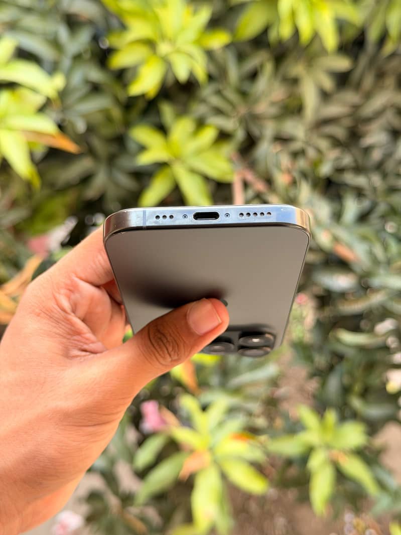 Apple iPhone 16 Pro 4