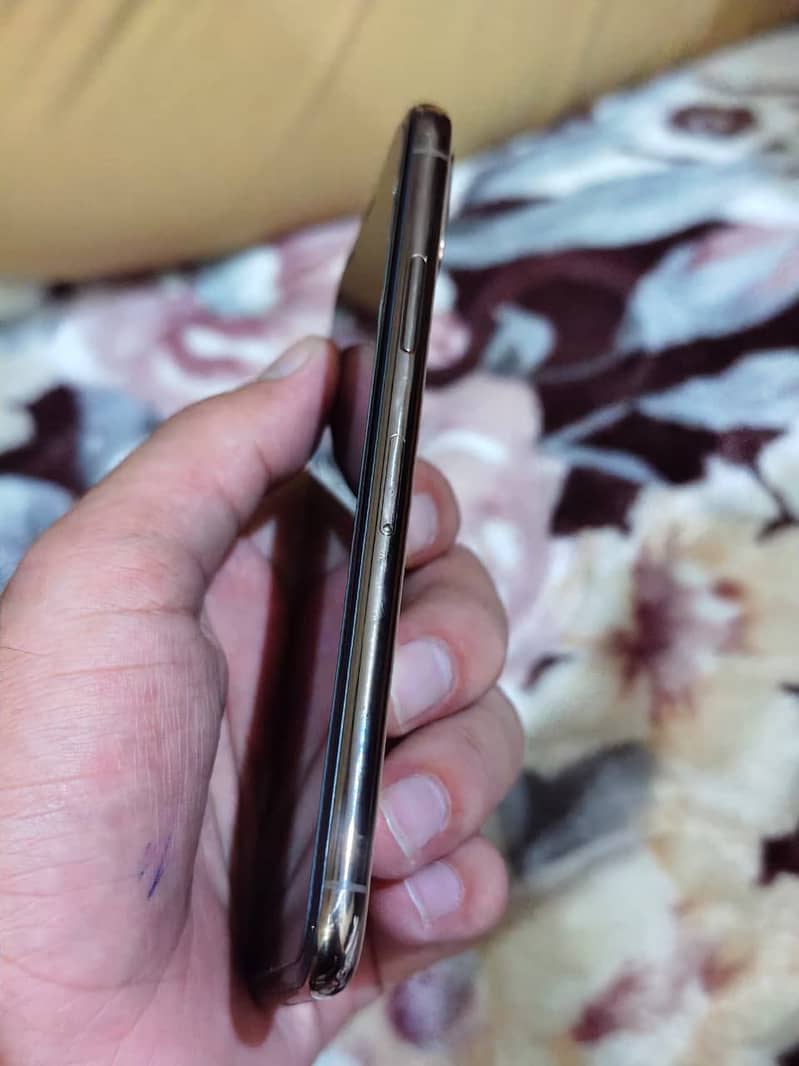 Apple iPhone XS 4