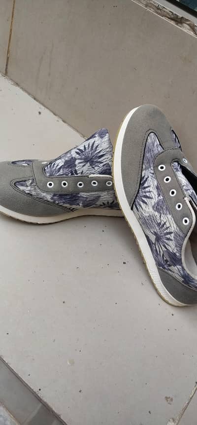 NDURE shose