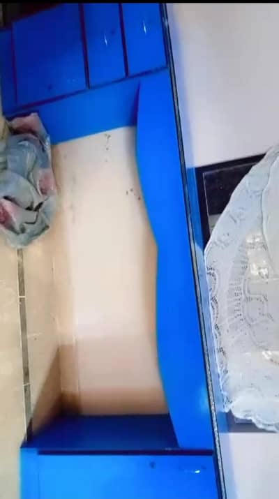 بیوٹی پارلر کی فرنٹ ٹیبل
