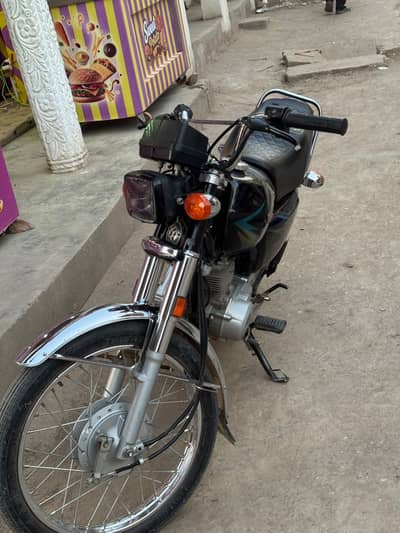 Honda 125 26 model hai 2025 py layi tha black colour hai