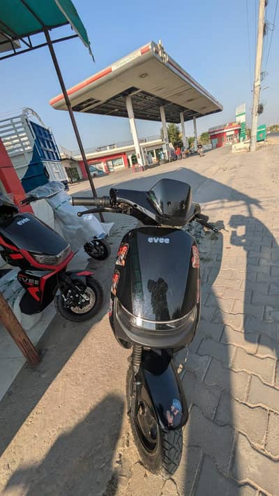 evee Mito plus Electric scootie for sale with box