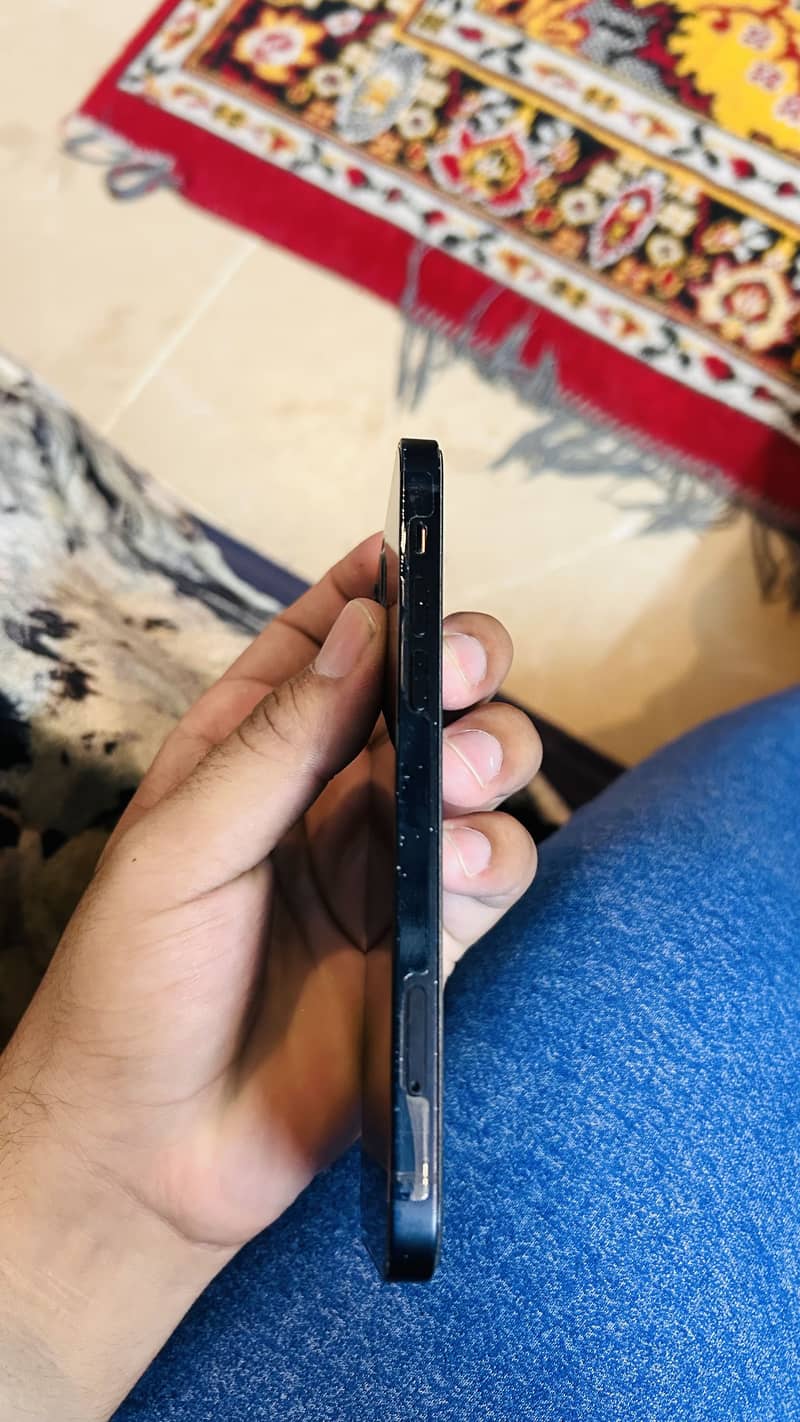 Apple iPhone 12 4
