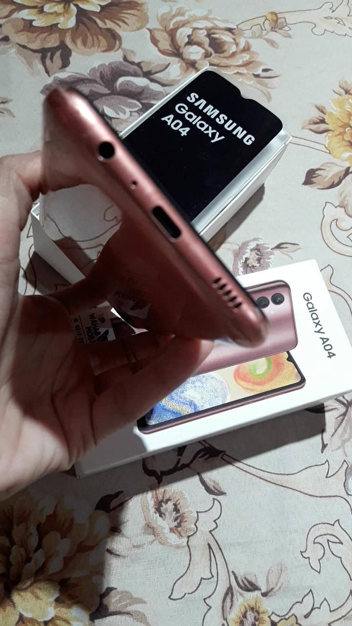 Samsung Mobile A04e 6