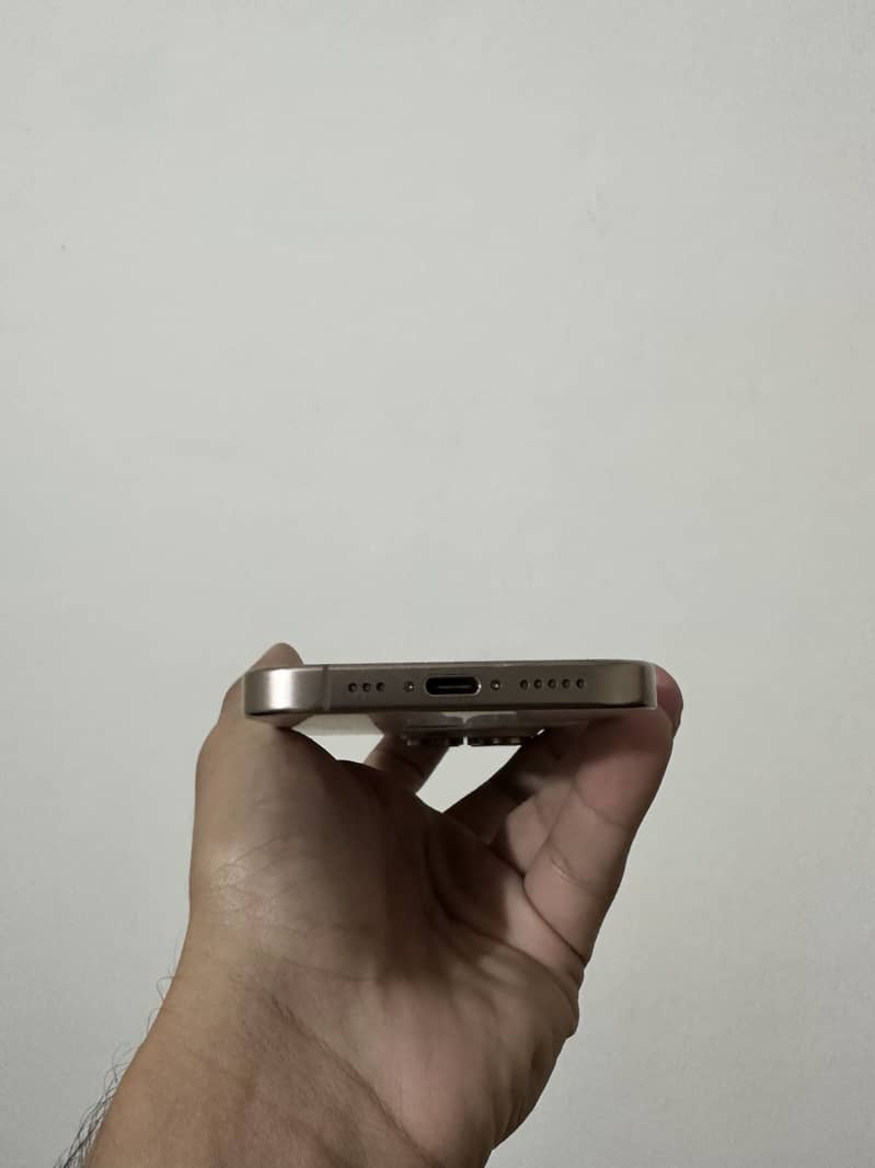 Apple iPhone 16 Pro 1