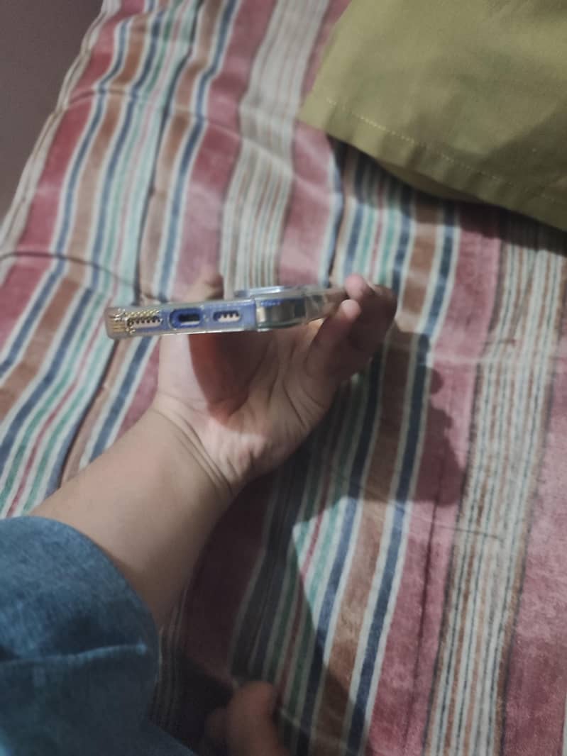 Apple iPhone 16 Pro Max 0
