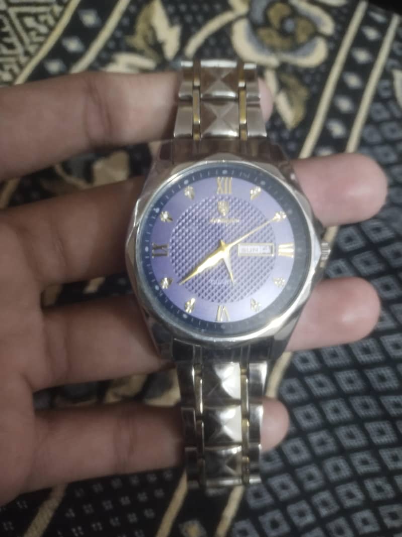 Men watch 0