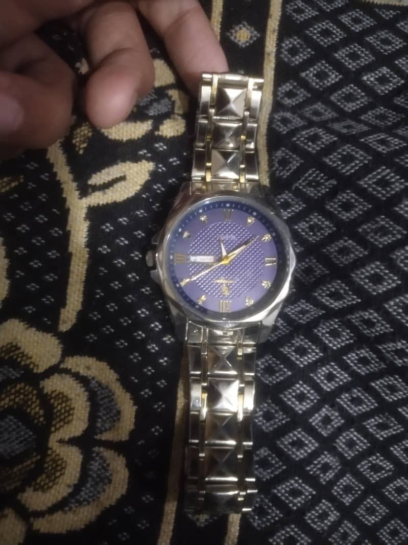Men watch 4