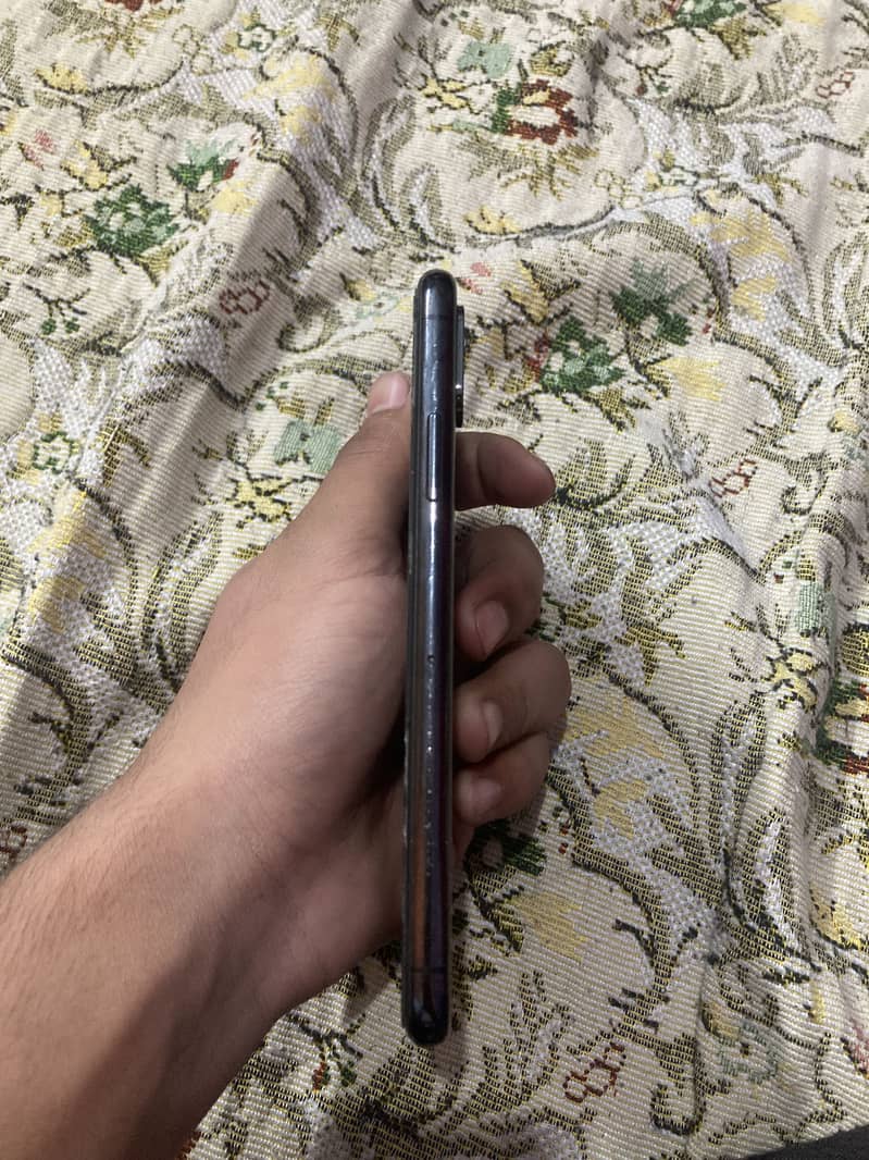 Apple iPhone XS 1