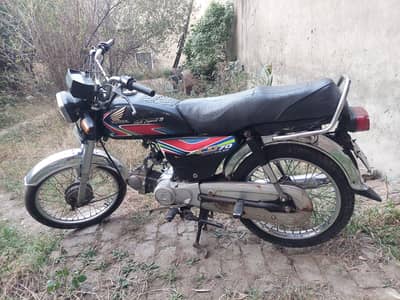03228070147. . . . . . . . . Honda CD 70 2018. B model