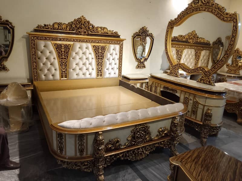 Luxury Bedroom Furniture Set for Sale  Almost New! 6