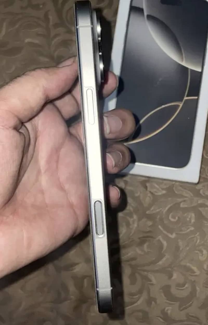 Apple iPhone 16 Pro Max 0