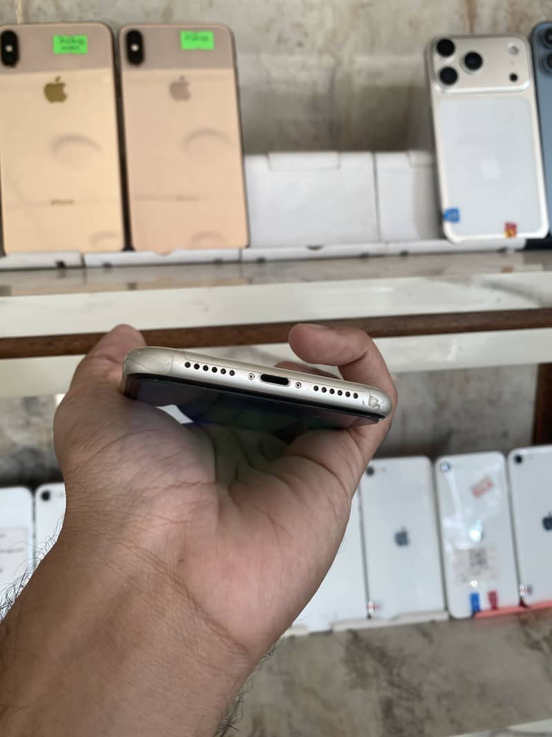 Apple iPhone 11 4